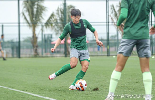 【比赛焦点瞬间】第13分钟，齐克尔泽禁区内倒地，主裁判没有表示。